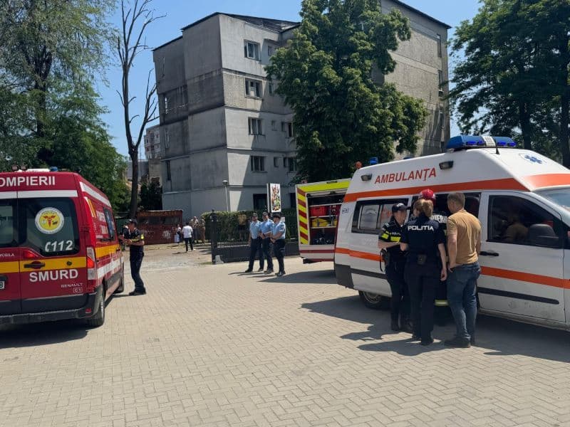 Doi copii au ajuns la spital după ce tavanul fals al unui spațiu de joacă s-a prăbușit