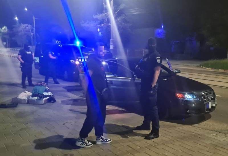 Jandarmii au găsit în portbagajul unui botoșănean un pistol cu aer comprimat și 90 de cartușe