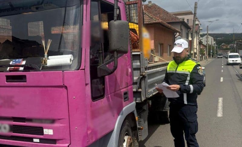 Acțiune a polițiștilor rutieri pentru verificarea transportatorilor