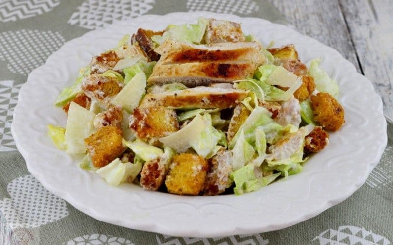 Salată din piept de pui cu crutoane