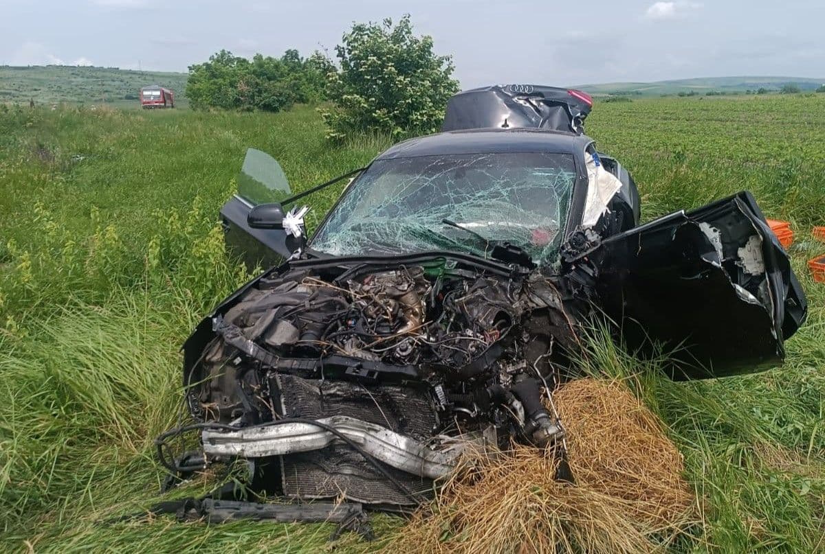 Tânără rănită și rămasă încarcerată după impactul dintre trenul Iași – Dorohoi și o mașină