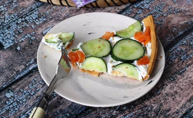 Tartă cu ricotta, castraveți și somon afumat