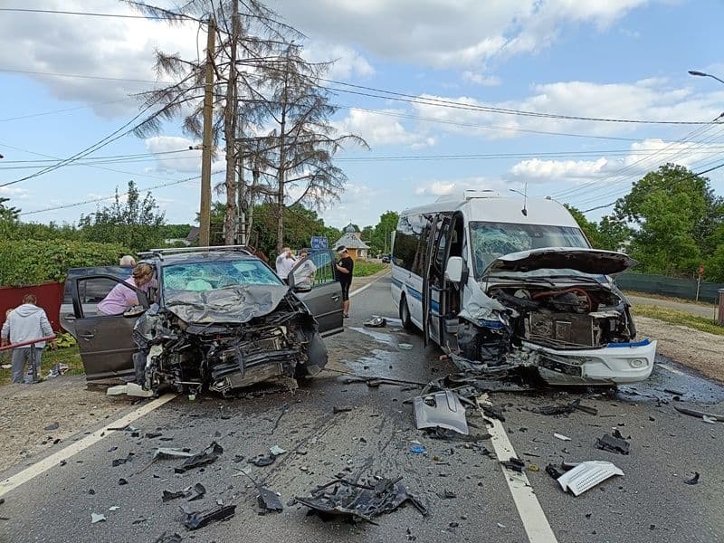 Accident cu multiple victime la Văculești în urma impactului dintre un autoturism și un microbuz de transport persoane