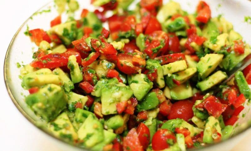 Salată de vară cu pătrunjel, avocado și ardei capia