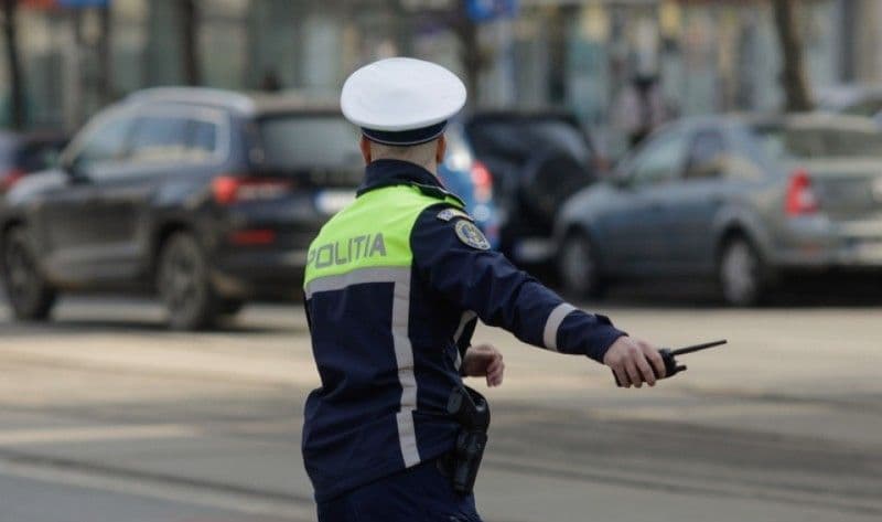 Depistat în trafic beat pe motociclu electric și fără acte