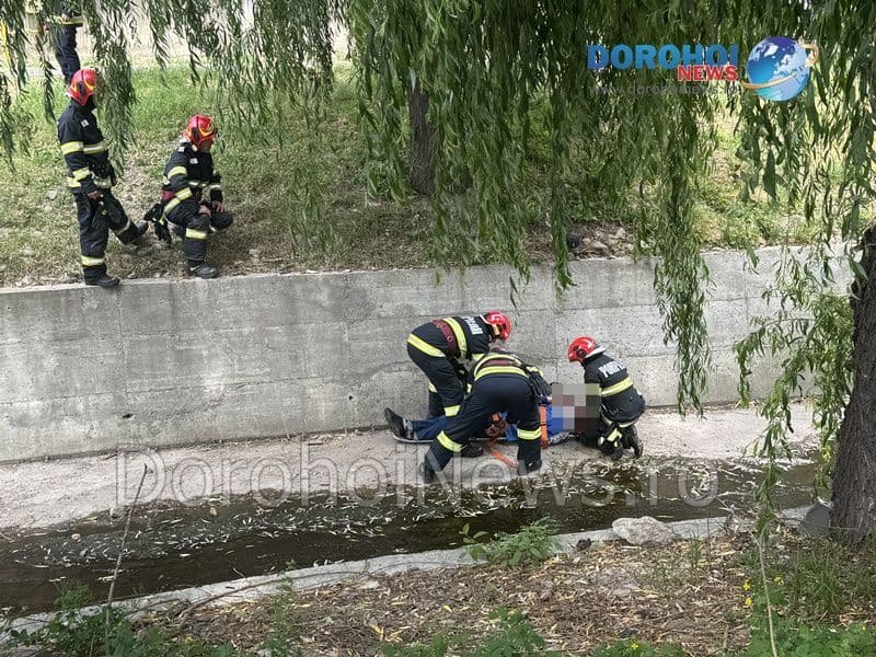 Un bărbat a căzut în Pârâul Dorohoi, în zona centrală. Pompierii au intervenit pentru scoaterea acestuia