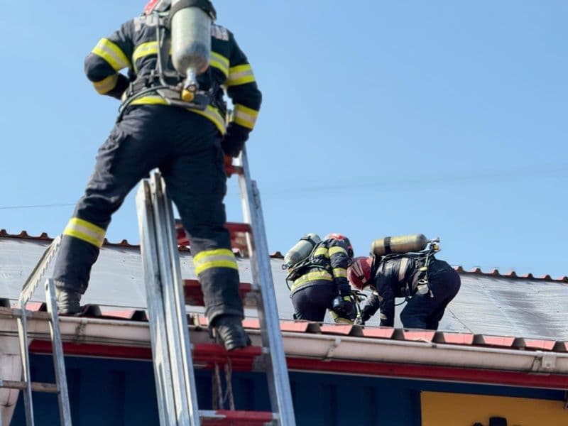 Incendiu produs pe Calea Națională. Mai multe piese folosite pentru sistemele de automatizări de porți și uși au luat foc