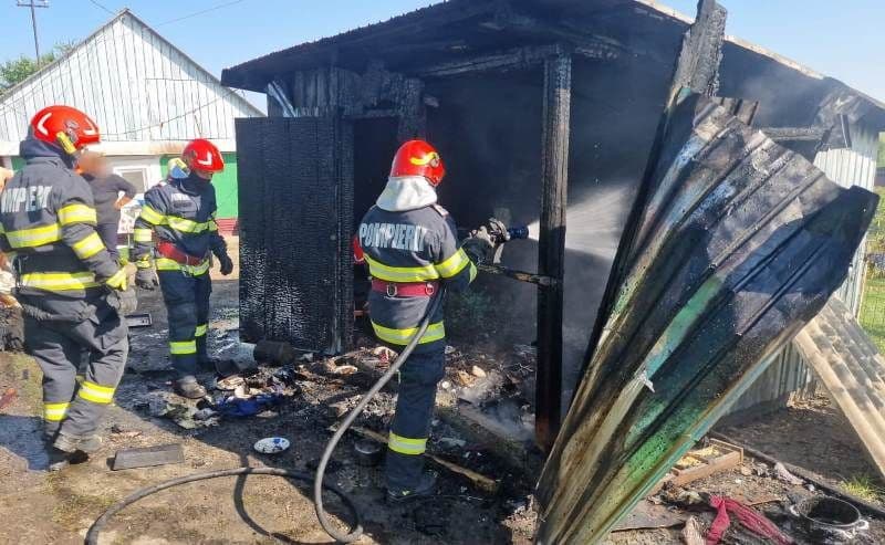 Bucătărie de vară cuprinsă de flăcări la Dumeni