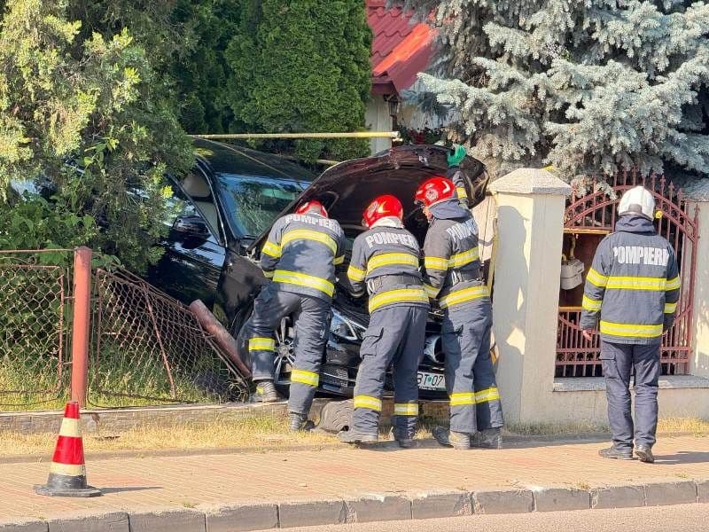 Pericol de explozie la Botoșani! Conductă de gaze distrusă de o mașină scăpată de sub control - FOTO