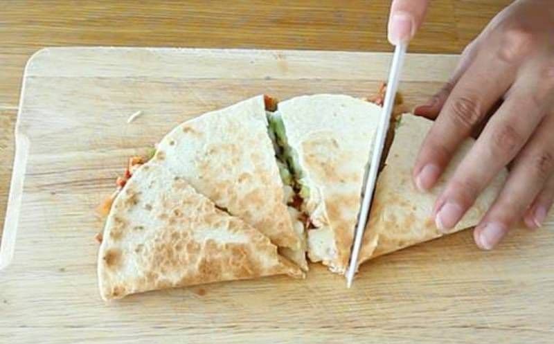 Quesadilla cu pui si avocado