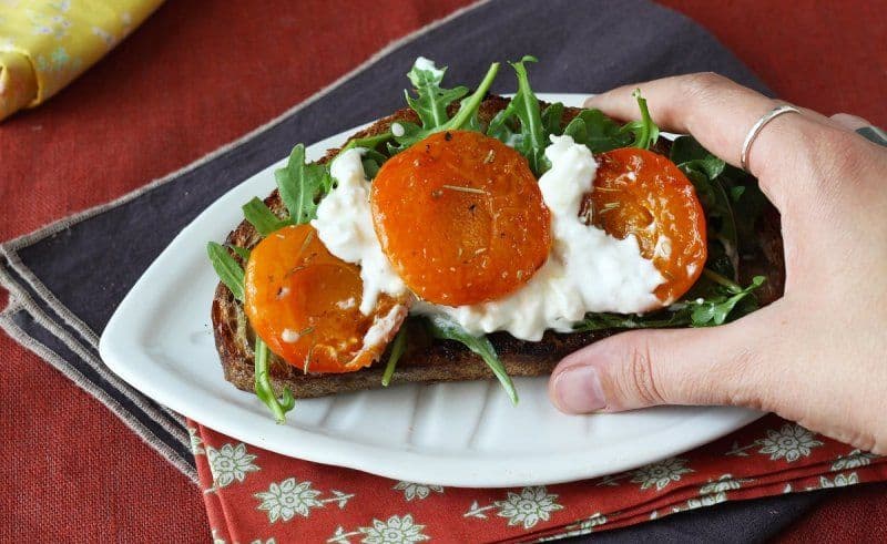 Caise prăjite, rucola și burrata pe pâine prăjită