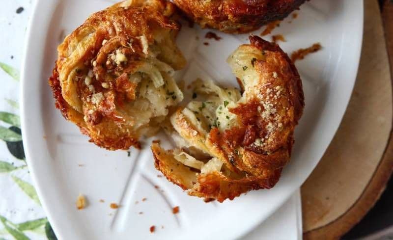 Croissant cu parmezan și mozzarella