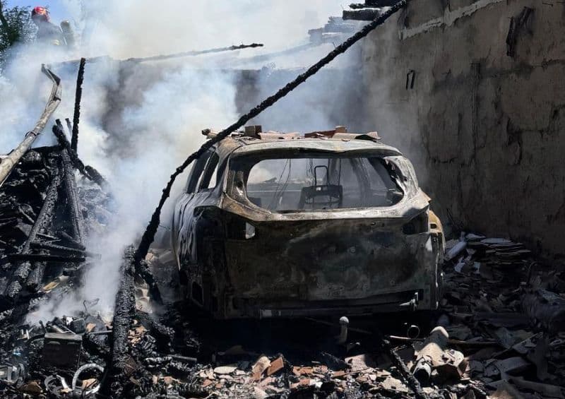 Un garaj în care se afla o mașină și mai multe bunuri distruse într-un incendiu violent