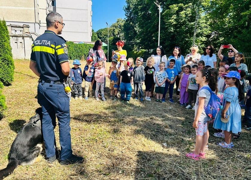 „Siguranța nu intră în vacanță!” - Activitate preventivă desfășurată depolițiștii din Dorohoi cu copiii unei grădinițe - FOTO