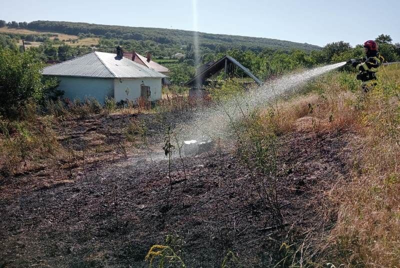 Gospodărie pusă în pericol de un incendiu de vegetație uscată - FOTO