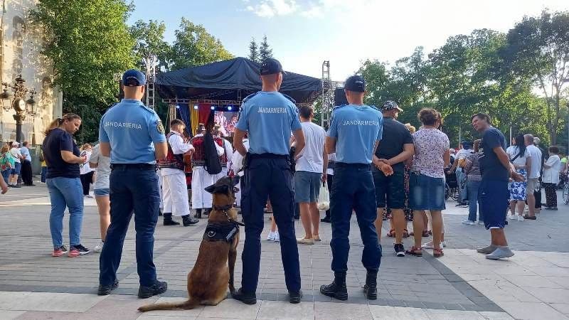 Câinele de serviciu Eco și plutonierul Daniel Iorga, în misiune, la evenimentele culturale din acest weekend la Botoșani