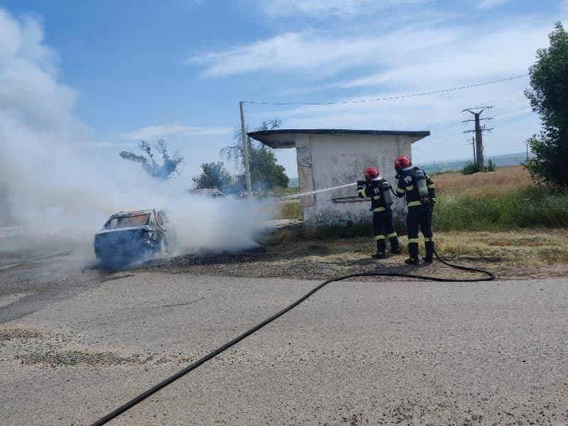 Mașină cuprinsă de flăcări în timp ce se deplasa pe un drum din județ