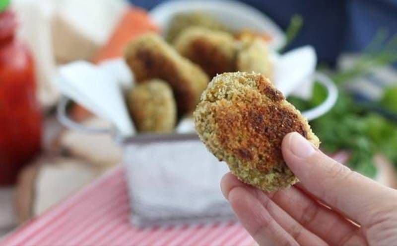 Nuggets de pui cu mazăre și morcov