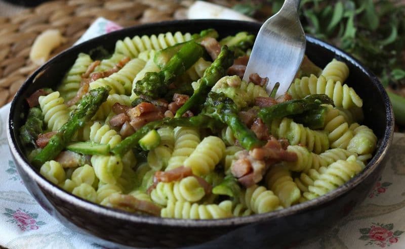 Paste cremoase cu sparanghel și bacon