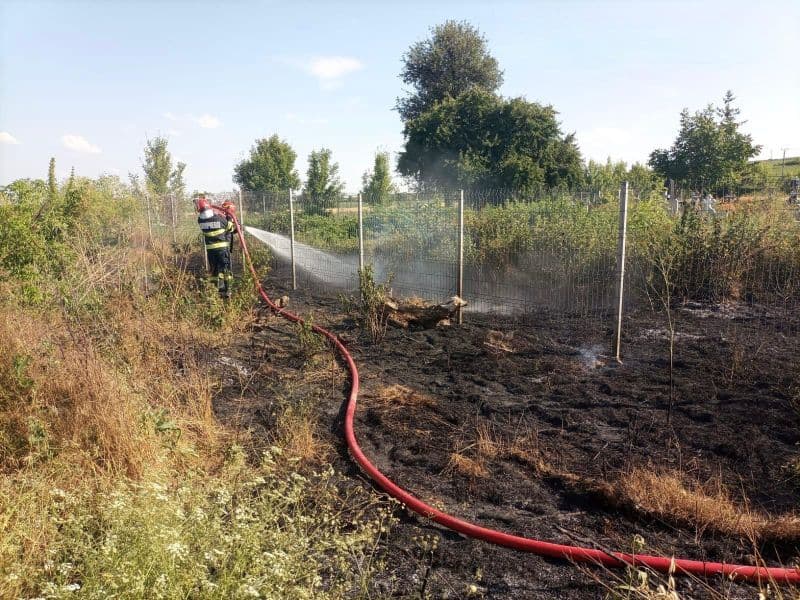 Pompierii au intervenit pentru stingerea a trei incendii de vegetație uscată în ultimele 24 de ore