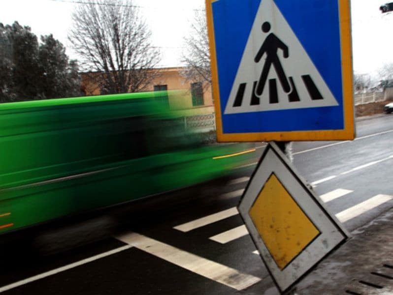 Acțiune la Botoșani. 13 permise de conducere reținute pentru neacordarea priorității de trecere a pietonilor 