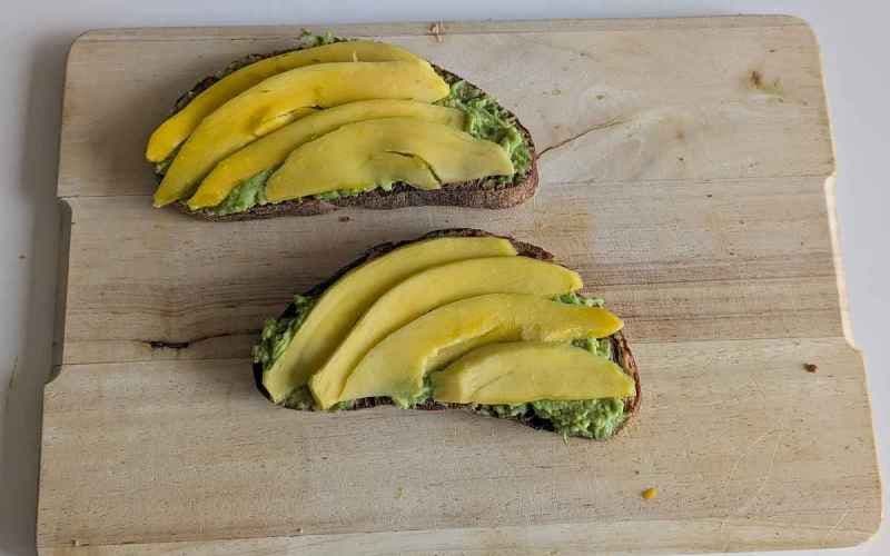 Avocado toast cu mango și lime