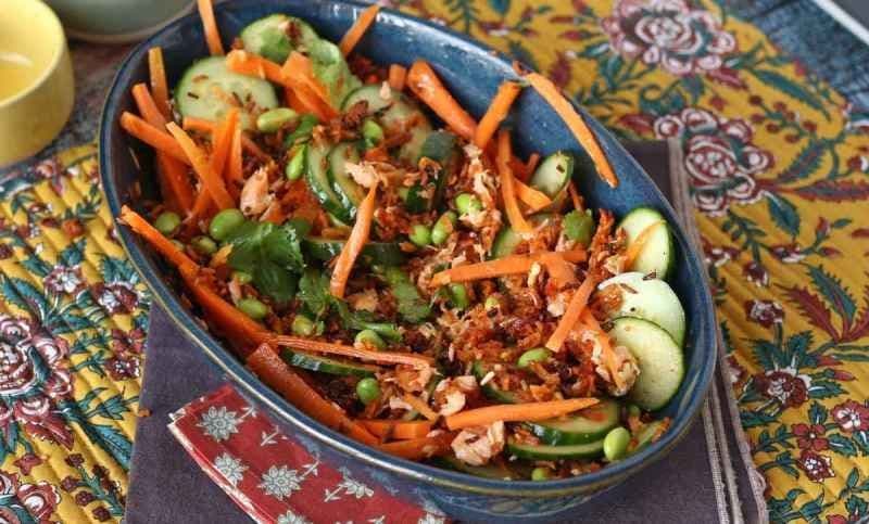 Salată de orez crocantă și picantă