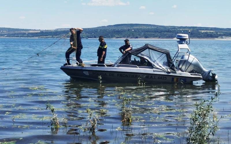 Acțiune comună a polițiștilor de la transporturi și frontieră pe lacul Stânca-Costești