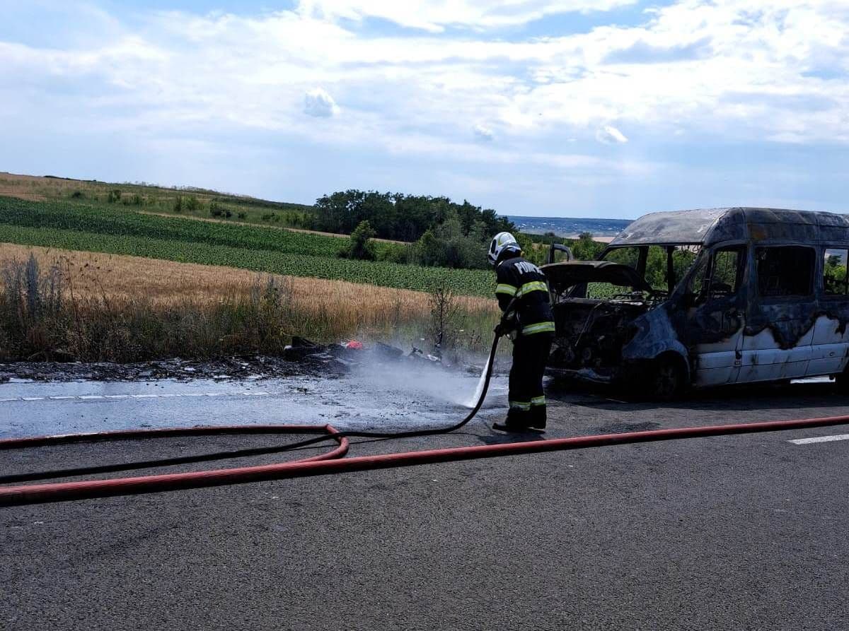 Un microbuz cu opt pasageri a luat foc în mers la ieșirea din localitatea Trușești - FOTO