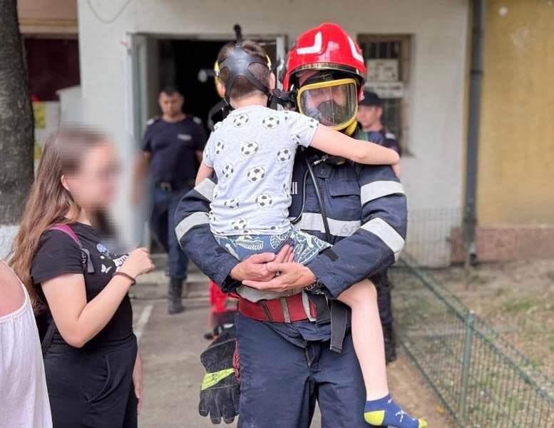 FOC într-o garsonieră dintr-un bloc din municipiul Botoșani. O bătrână de 74 de ani și un minor, evacuați de pompieri - FOTO