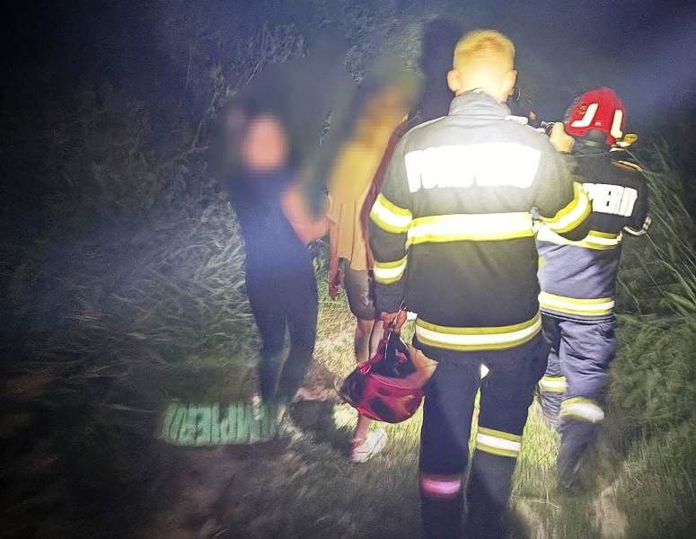 Două tinere, rătăcite în pădurea de la Ipotești, ajutate de pompierii militari să găsească drumul spre casă 