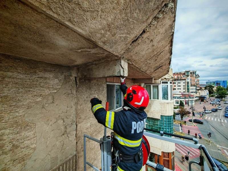 Botoșani: Intervenție pentru îndepărtarea unor elemente de construcție care prezentau pericol pentru trecători