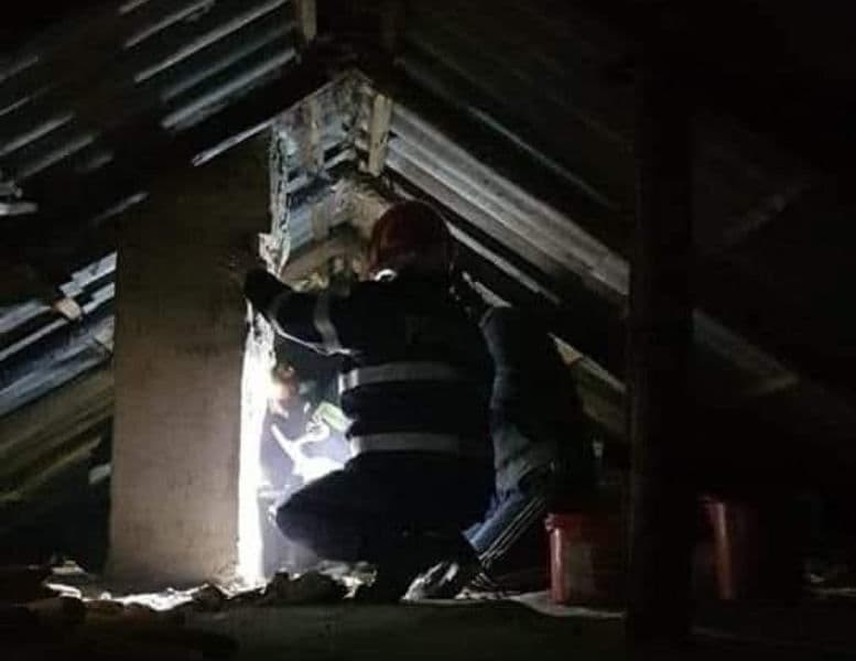 Mai bine de trei ore s-au luptat pompierii cu focul izbucnit la acoperișul unei locuințe