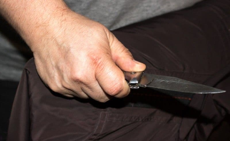 Bărbat reținut pentru 24 de ore. Acesta a fost depistat de polițiști în timp ce amenința cu o armă albă un alt bărbat, ca urmare a unui conflict dintr