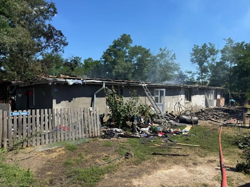 Incendiu din cauza unui scurtcircuit la panourile fotovoltaice. Trei persoane au suferit atacuri de panică