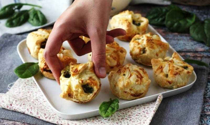 Mini plăcinte pufoase cu spanac și brânză