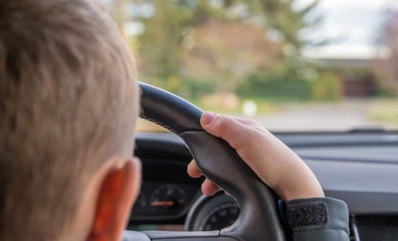 Un adolescent de 18 ani a furat mașina părinților și a plecat la plimbare, deși nu avea permis de conducere