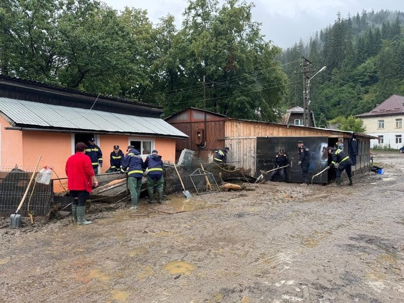 Solidaritate între salvatori: Pompierii din Botoșani, alături de colegii de la ISU Suceava, în misiune la Broșteni - FOTO