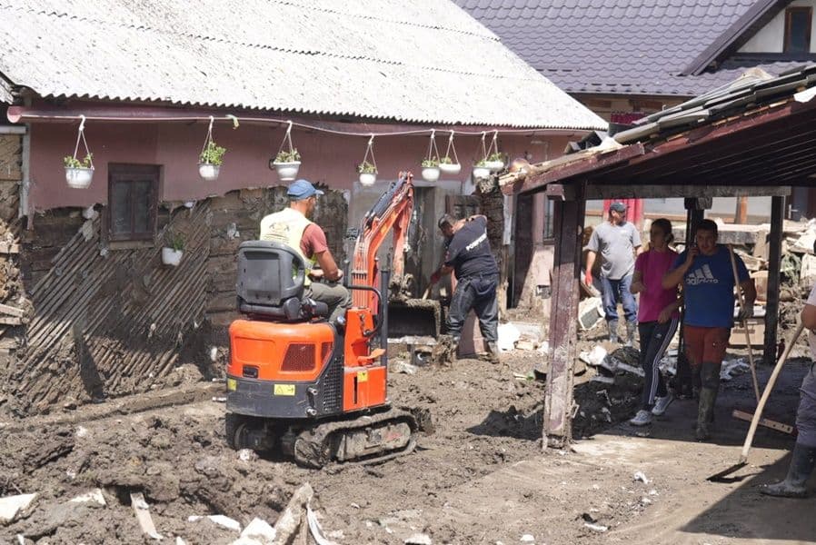 Măsuri de siguranță pentru voluntarii care intervin în zonele afectate de inundații - FOTO