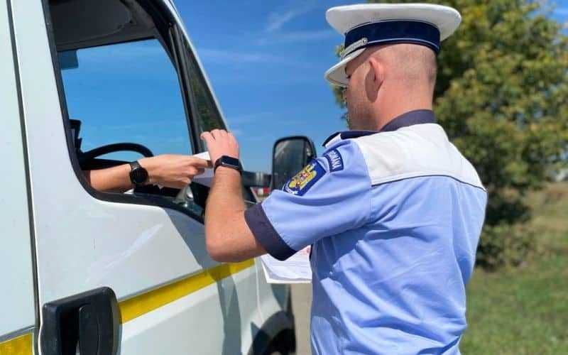 Razie în trafic - Poliția, cu ochii pe transportatorii de persoane