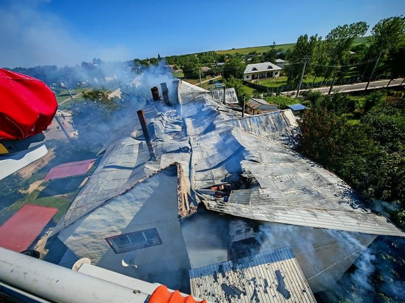 Incendiu de proporții în această dimineață! Acoperișul unui bloc a fost cuprins de flăcări - FOTO