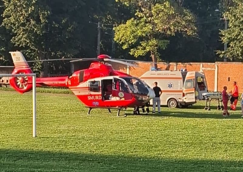 Băiat în stare gravă după ce a căzut dintr-un copac preluat de urgență de elicopterul SMURD de la Dorohoi - FOTO