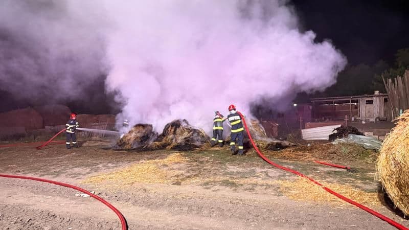 Incendiu izbucnit la un depozit de furaje. Au ars aproximativ zece tone de fân