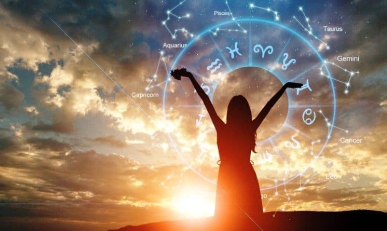 Horoscopul săptămânii 4-10 august: Pe Raci îi așteaptă discuții profunde, iar Vărsătorii ar putea avea surprize în relații
