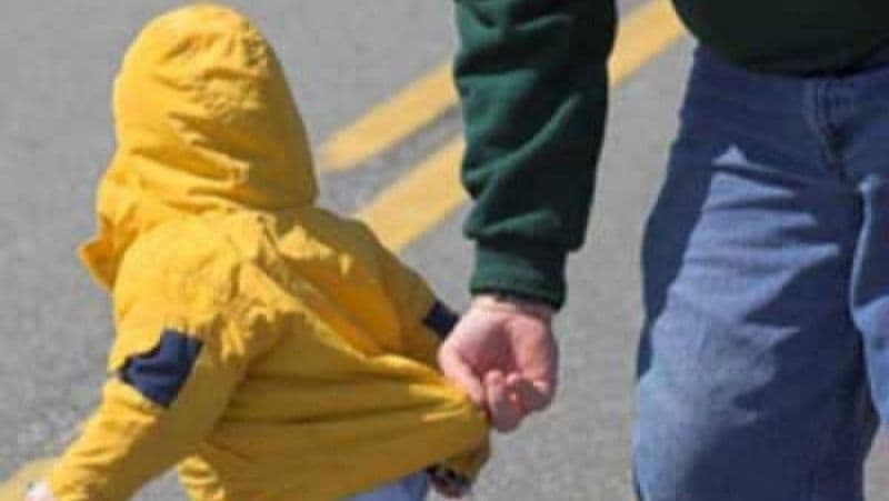 Copil de 4 ani recuperat de polițiști după ce a fost răpit din curtea bunicilor 