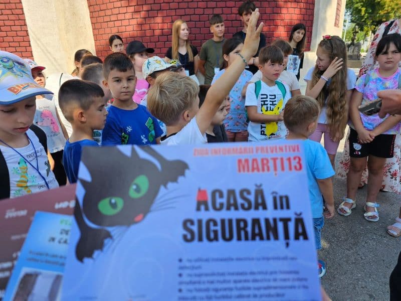 „Siguranța nu intră în vacanță” – Lecție de prevenire alături de pompieri la Școala de vară „Pacea”