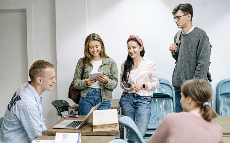 Guvernul nu mai plătește burse pentru studenți în timpul vacanțelor și le taie complet pentru cei la taxă