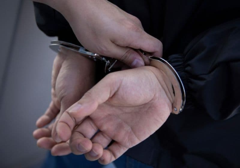 Polițiștii l-au arestat pe bărbatul care s-a urcat la volan beat și fără permis apoi a produs un accident