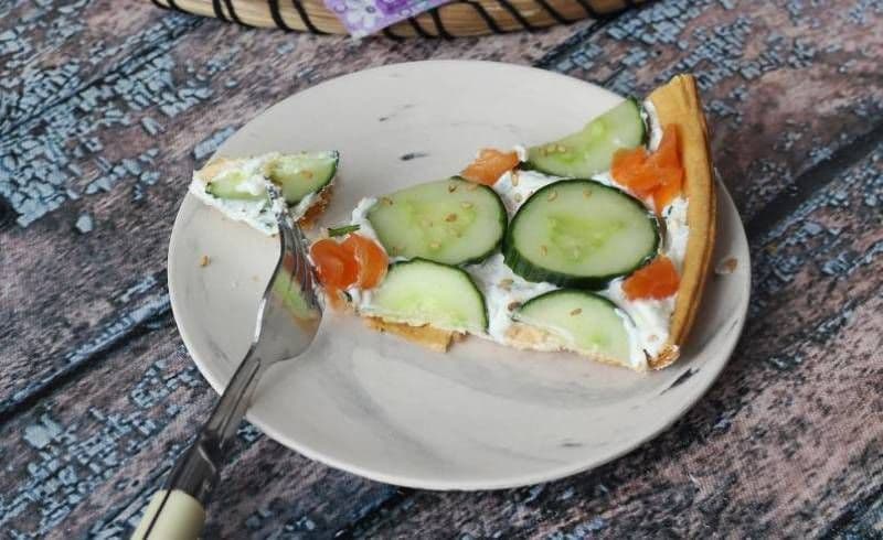Tartă de vară cu somon afumat, castraveți și ricotta
