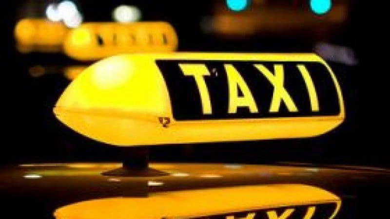 A rămas fără permis, certificat de înmatriculare și plăcuțe după ce a circulat fără autorizație taxi